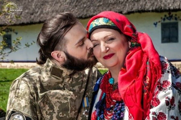 Черкаський атовець присвятив фотосесію своїм мамі
