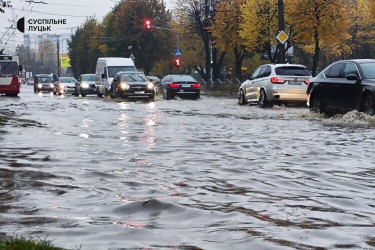 У Луцьку злива затопила дороги