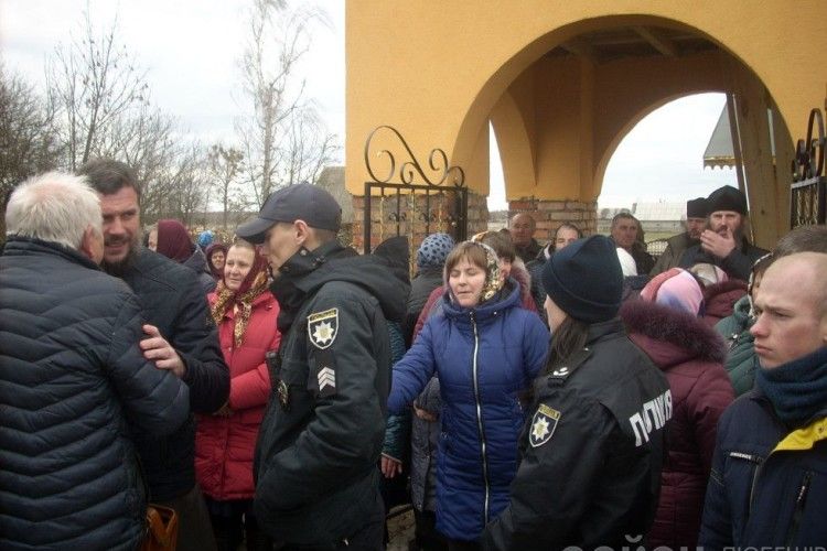 Любешівщина: збори парафіян щодо переходу до ПЦУ відбувались із шарпаниною та криками