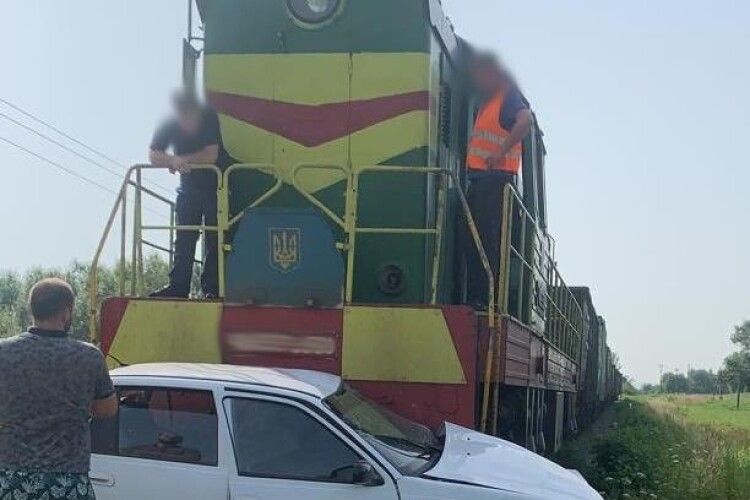 На Львівщині – жахлива смерть на залізничному переїзді: водійка порушила ПДР і загинула (Відео)