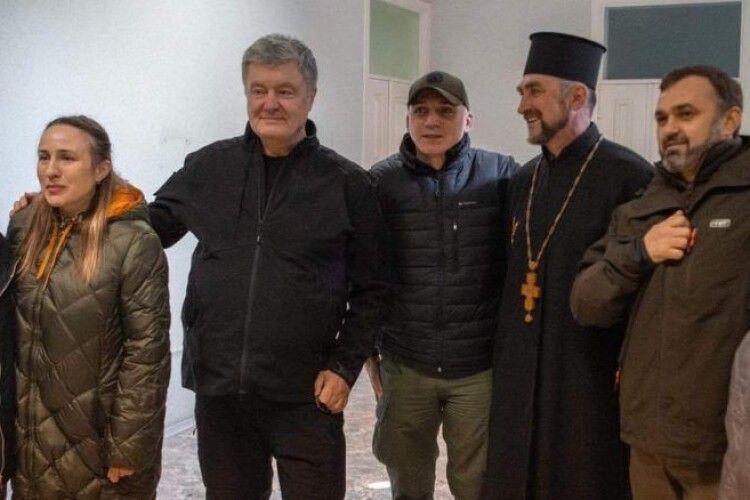 Порошенко у Миколаєві обговорив з міським головою забезпечення людей питною водою – через обстріли водогін не працює