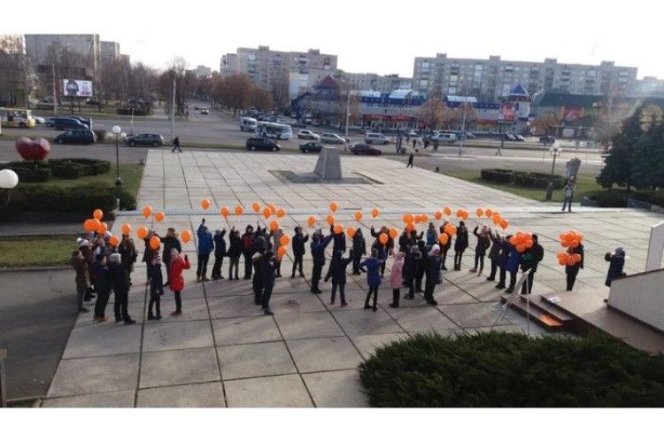 Луцькі школярі провели флешмоб «#разомПРОТИнасильства»
