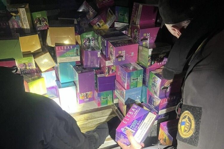 2680 електронних сигарет через «зелений коридор»: волинські митники викрили контрабанду на 2 мільйони гривень