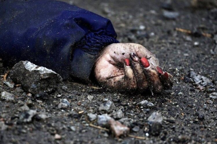 Звірства москалів у Бучі: на вулицях лежать тіла мирних жителів із зв’язаними руками, а в «братській могилі» – майже 300 людей... (Фото 18+)