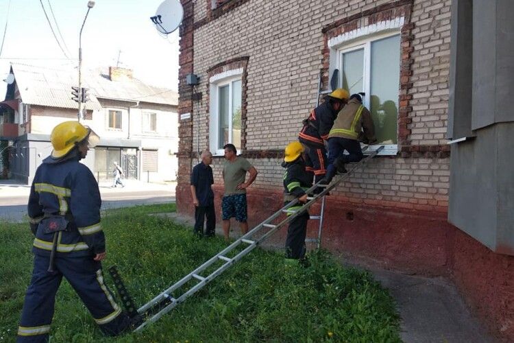 На Волині літня жінка не змогла відімкнути двері оселі медикам