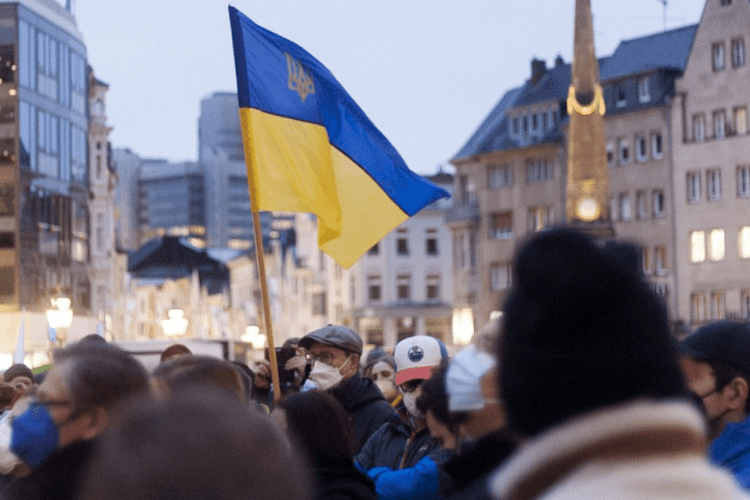 В окупованому місті українці вирвали захоплених учасників мітингу з лап окупантів (Відео)