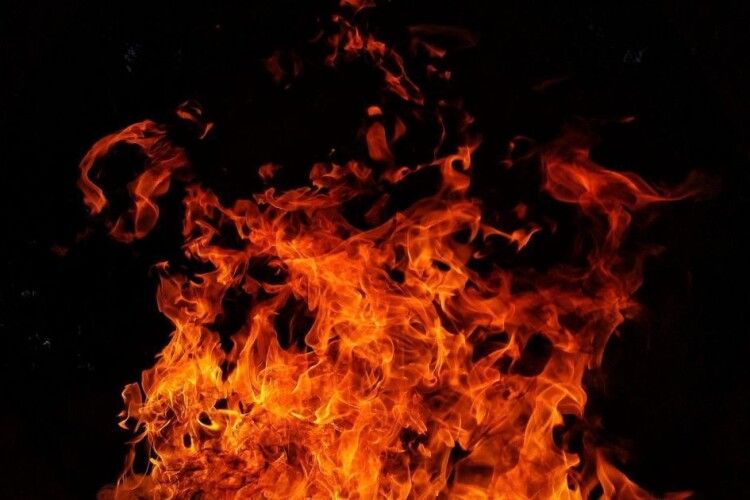 У Луцьку горіла закинута господарська споруда