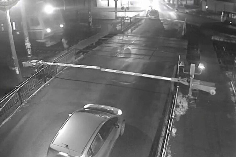 30-річна жінка з невідомих причин кинулася під потяг (Відео моменту 18+)