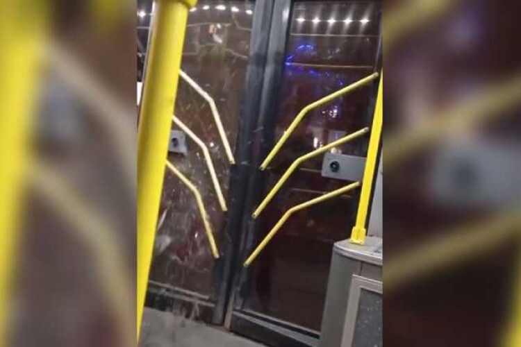 Пасажир не хотів платити за проїзд і розбив ногою двері тролейбуса (Відео моменту) 