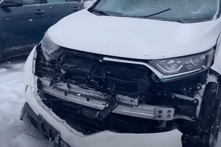 Водій снігоприбирача розбив пів сотні машин під час розчищення дороги (Відео)