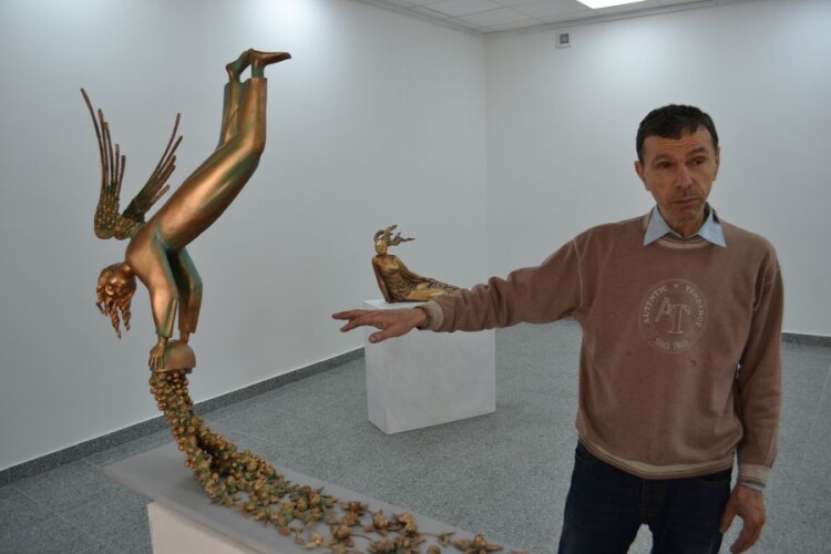 Богдан Ясинський біля своєї знакової роботи "Ангел-садівник".