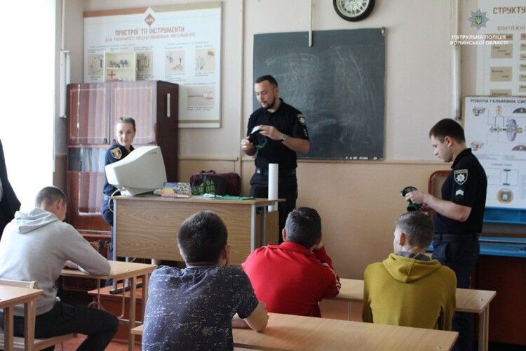 Луцькі патрульні показали школярам «п’яні окуляри»