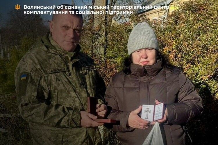Матері загиблого захисника з Луцької громади вручили посмертну відзнаку сина
