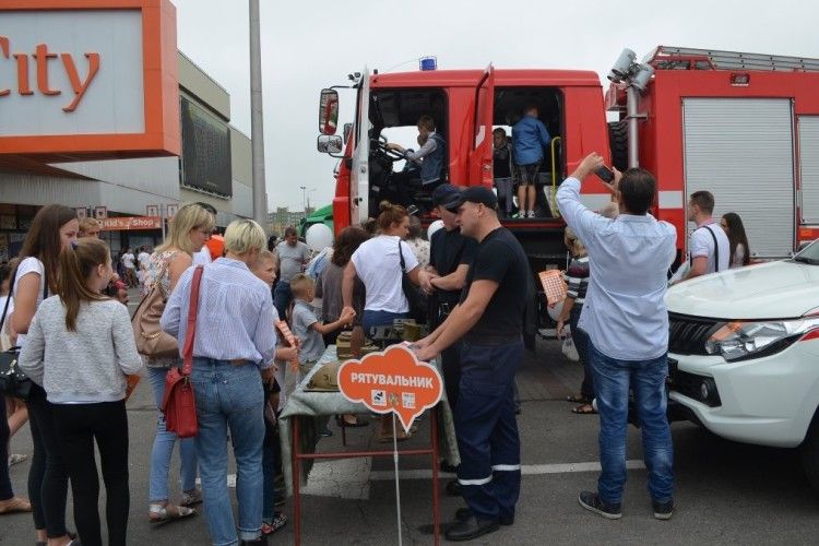 У Луцьку під час «Фестивалю професій» співробітники ДСНС навчали дітей азам фаху рятувальника та вибухотехніка
