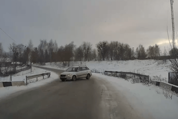 На Рівненщині водій перевищив швидкість і врізався в зустрічне авто (Відео)