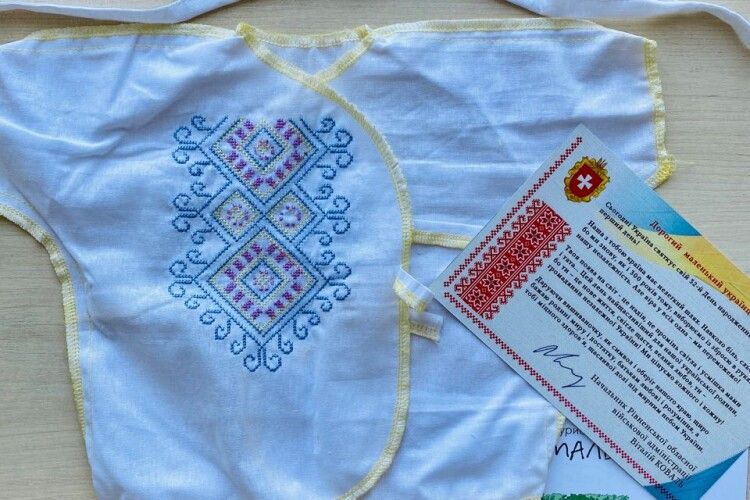 На Рівненщині народженим 23-24 серпня малюкам подарували вишиванки