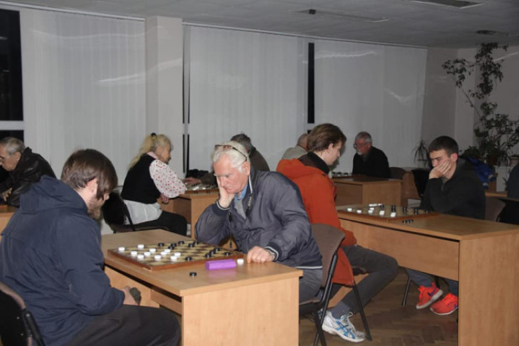 Команди з різних районів Луцька боролися за першість у турнірі з шашок