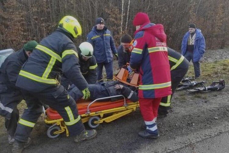 ДТП у Луцькому районі: водія з автівки діставали рятувальники