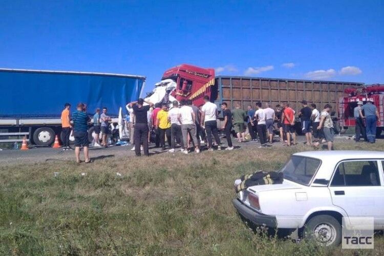 На росії під Ульяновськом зіткнулися автобус і дві вантажівки: щонайменше 16 загиблих