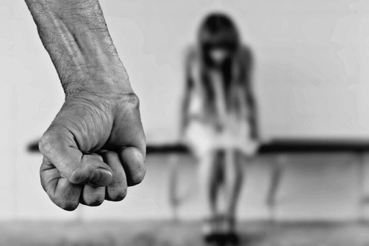 На Волині судитимуть сімейного насильника, який знущався над жінкою і дітьми  