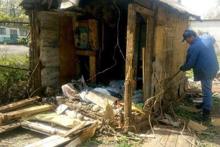 Показали, як в Луцьку демонтовують незаконні сараї