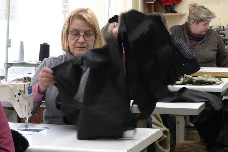 У Рівному дистанційне навчання поєднали з пошиттям жилетів для бійців