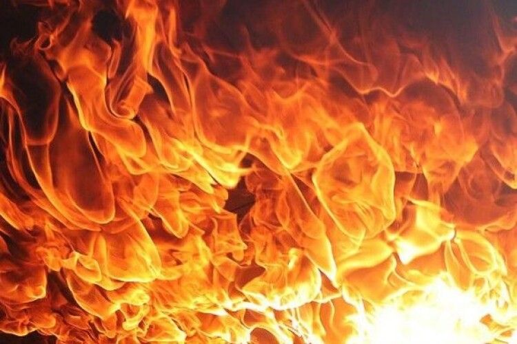У Донецьку спалахнула будівля управління залізницею, окупанти заявили про обстріли