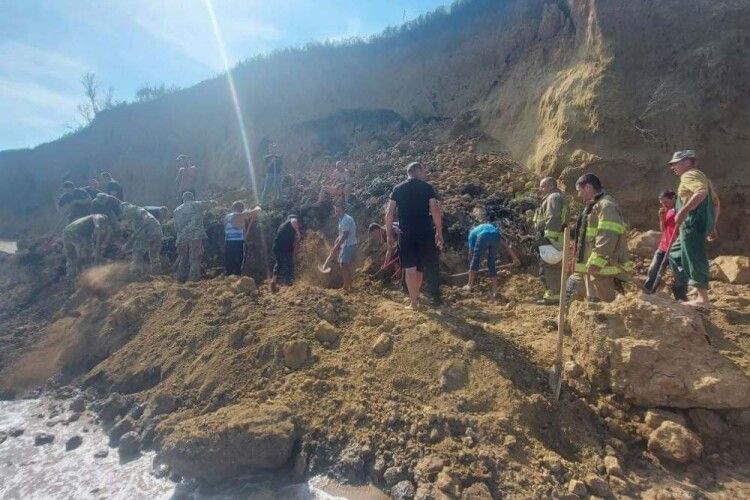 Масштабний обвал ґрунту на пляжі на Одещині: ймовірно, під завалом опинилися відпочивальники 