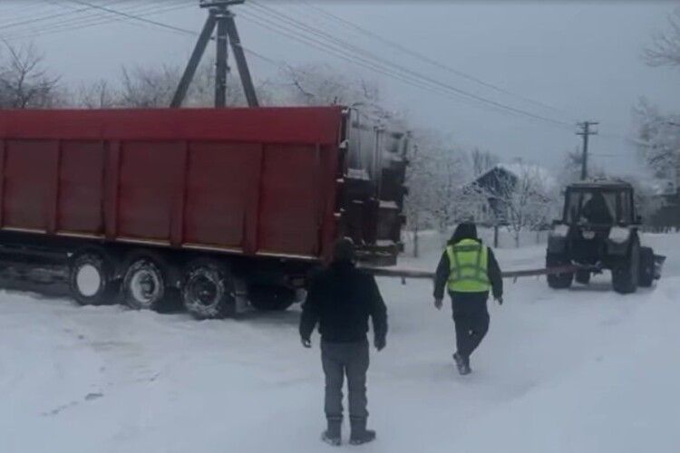 На Волині поліцейські визволили з снігової пастки фуру (Відео)