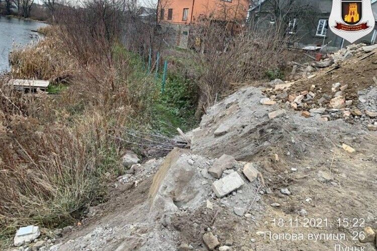 Штраф мізерний: У Луцьку будівельним сміттям забруднюють водойму (Фото)