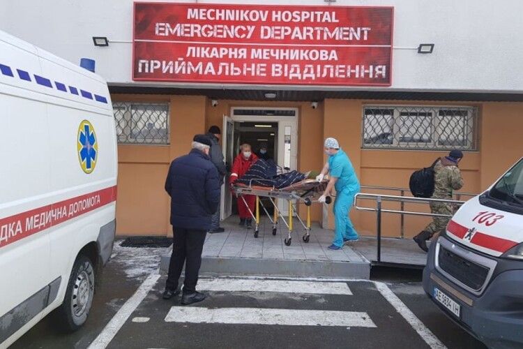 «Вдома у неї - діти, могло бути щасливе життя»: лікарі рятують жінку, тіло якої пошматували уламки вибухівки 