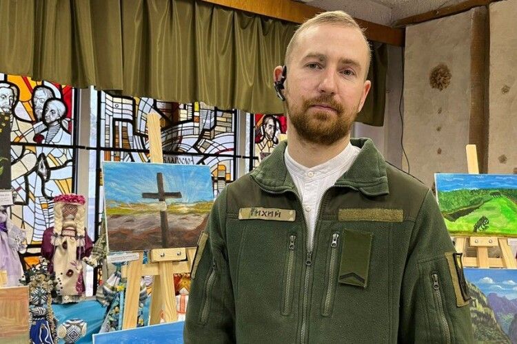 Богослов, який втратив на війні обидві руки, запрошує на виставку власних картин у Луцьку