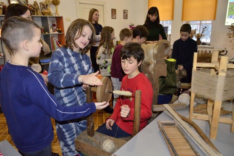 У Луцьку в музеї школярі побачили процес виготовлення рушника із льону (Фото)
