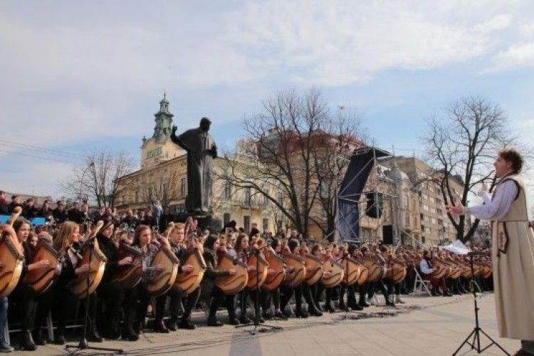 Рекорд України: 407 бандуристів у Львові одночасно виконали твори Шевченка