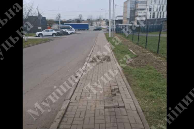 Водій із Запоріжжя розтрощив тротуар у Луцьку (Відео)