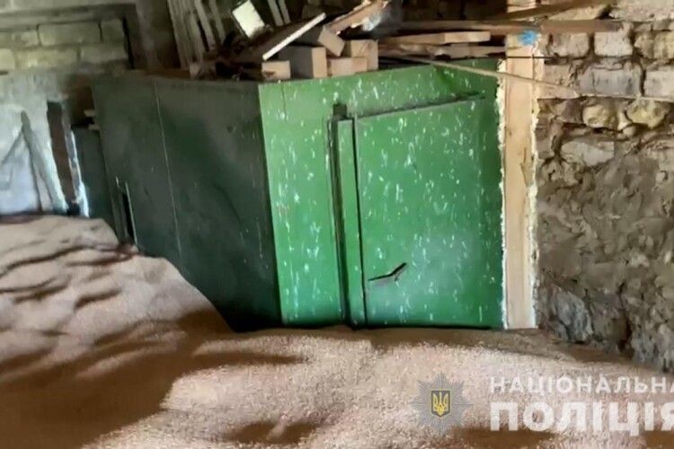  Покарав за погану роботу: фермер на добу «замурував» працівника у зерні  