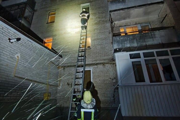 «Виявили на підлозі»: рятувальники допомогли хворій (Фото)