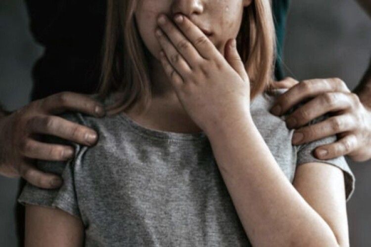 Сусід-розбещенець  заманював 6-літню дівчинку морозивом