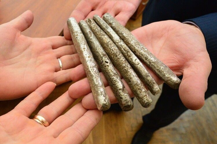 Краєзнавчому музею передали срібні гривні часів Київської Русі