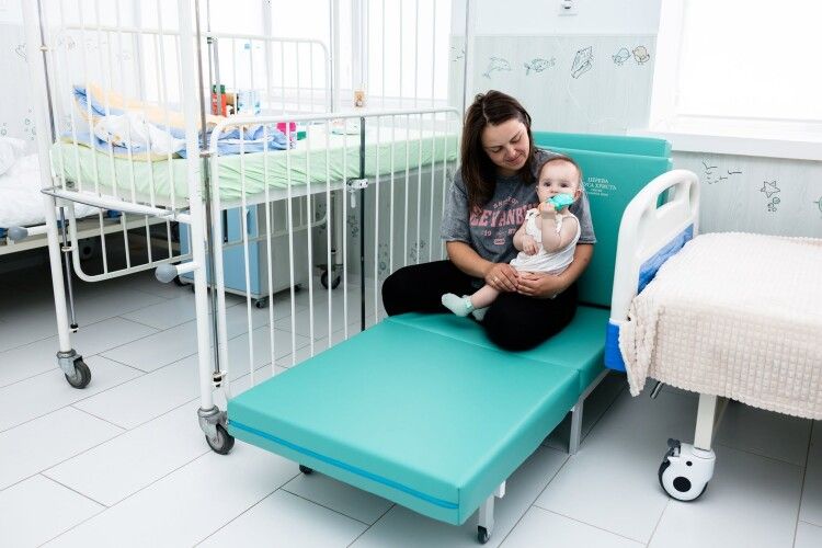 Лікарня на Волині отримала 73 ліжка-трансформери для батьків госпіталізованих дітей 