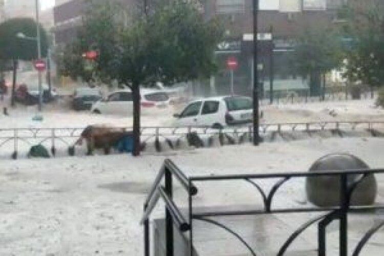Мадрид у воді: столиця Іспанії стала жертвою страхітливої зливи (відео)