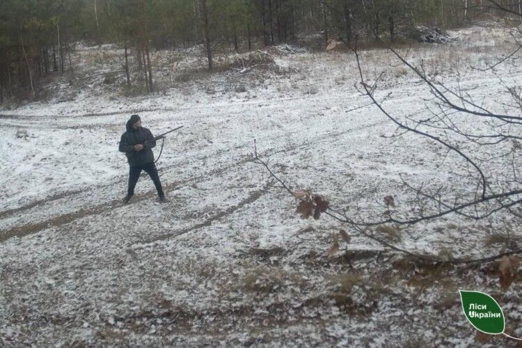 На Волині фотопастка допомогла затримати браконьєра