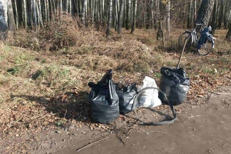 На Волині довелося вичищати «Панський ліс» від навезеного нехлюями сміття (фото)