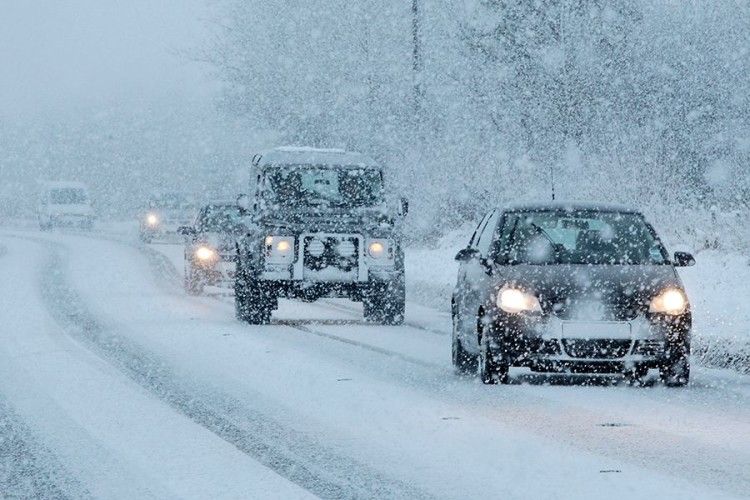 У Британії через потужні снігопади заблоковано дороги і знеструмлено тисячі будинків 