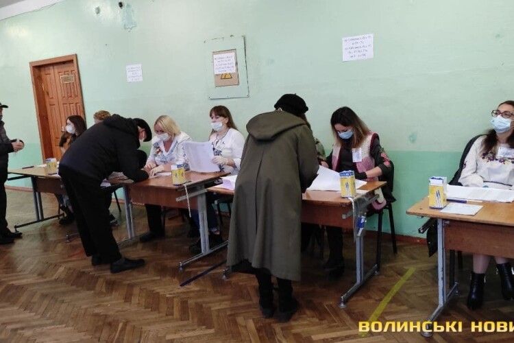 У Луцьку обирають міського голову: скільки людей проголосувало станом на 16 годину