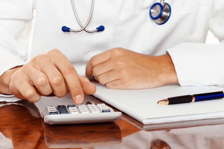Медикам нарахували підвищені зарплати за січень: кому і скільки