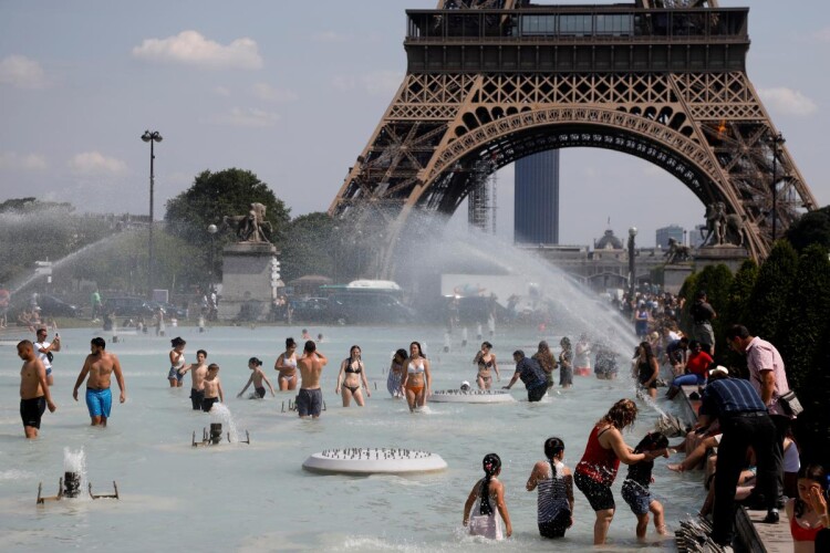 «Зе поплутав!»: європейці масово полізли у фонтани (фото)