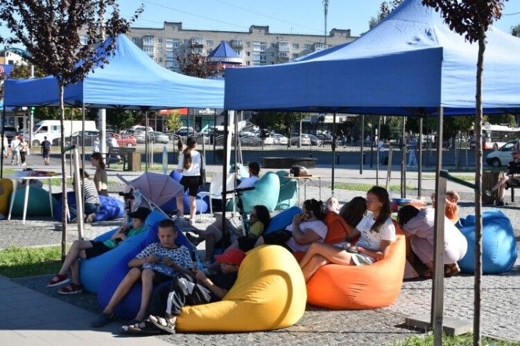 У Луцьку відбувається фестиваль «Тут живемо літо» для молоді, підлітків і батьків