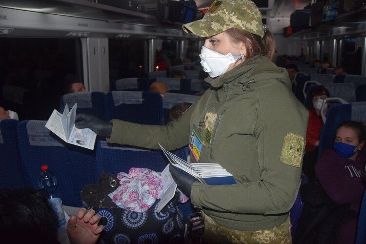 З Польщі прибувають поїзди з українцями (Фото, відео)