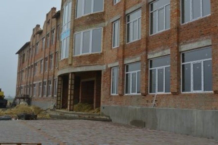Коли завершать будівництво школи в Любохинах? 